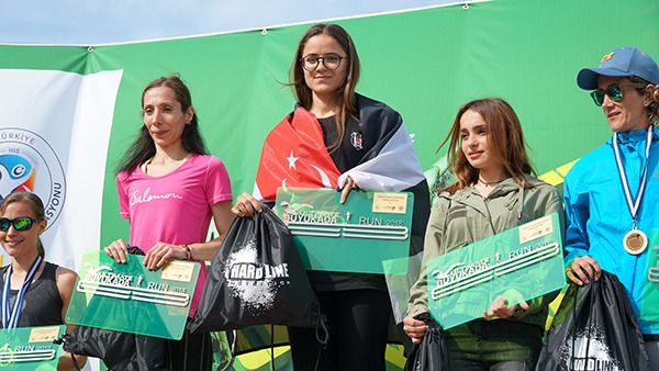 HARDLINE BİN-KOŞ-YÜZ ETKİNLİĞİNDE SPORCUNUN YANINDA HARDLINE BİN-KOŞ-YÜZ ETKİNLİĞİNDE SPORCUNUN YANINDA